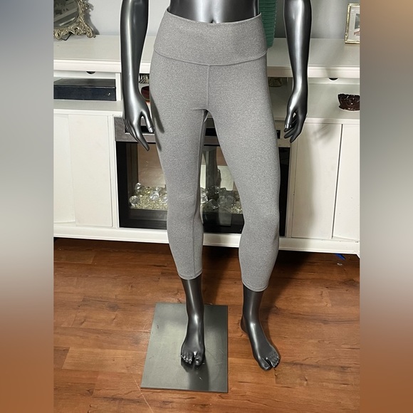 NWT Fabletics High Waisted Heathered Capri Athletic Leggings Size M - Picture 4 of 5
